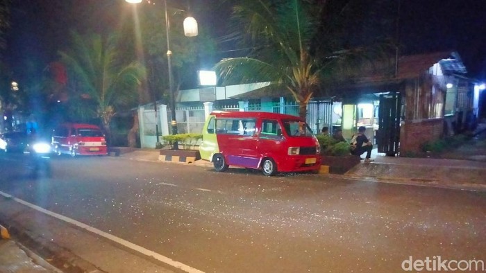 Angkot rusak parah dihancurkan gerombolan pemotor