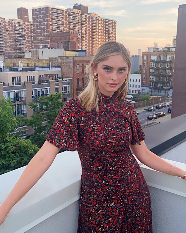 Perutku, apa yang salah dengan ini? Mereka bilang Kamu kurang kurus. Kami ingin melihat tulangmu. Pemotretannya masih awal Desember. Kamu masih bisa turun berat badan, ujar direktur casting yang membuatnya kesal. Foto: Instagram @annavgantt