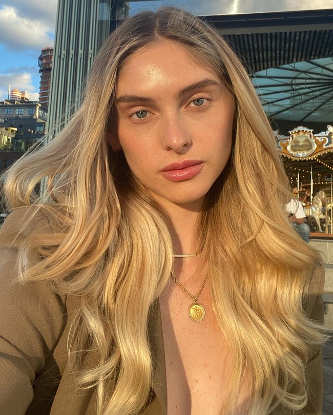 Dulu Anna sendiri sering melakukan cara-cara kurang sehat yang membuatnya tidak menstruasi. Ia bahkan menunjukkan bentuk perutnya untuk memperlihatkan bagaimana itu disebut kurang kurus.Foto: Instagram @annavgantt