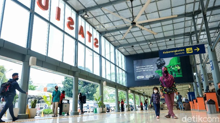 Anak usia di bawah 12 tahun kini diizinkan untuk naik kereta api. Hal tersebut merupakan salah satu pelonggaran aturan yang dilakukan pemerintah baru-baru ini.