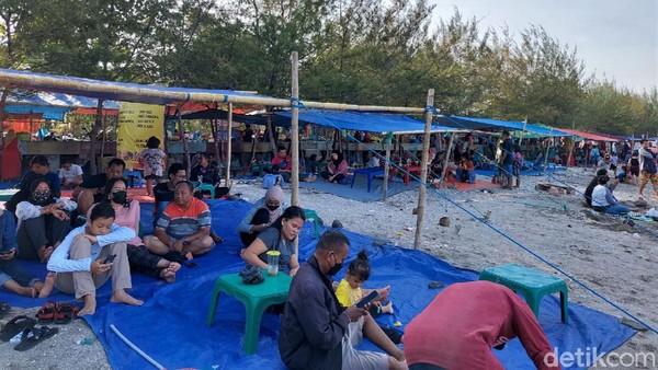 Pantai Kanjeran jadi salah satu objek wisata favorita di kawasan Surabaya. Pantai itu pun ramai didatangi warga saat akhir pekan. Dari pantauan detikcom, sejumlah warga tampak asyik bersantai di bibir pantai, berkumpul bersama keluarga, anak-anak bermain air laut, bermain layangan hingga menikmati wisata dengan menaiki perahu.