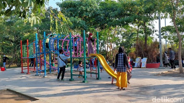 Di tempat bermain area Taman Suroboyo, anak-anak terlihat asyik bermain prosotan.