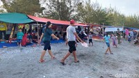 Masyarakat menikmati liburannya di Pantai Kenjeran dengan senang bersama keluarga. Pedagang makanan atau mainan pun juga tak sedikit disana.