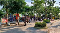 Petugas Satpol PP pun juga terlihat di area Taman Suroboyo, para penyedia jasa bermain anak pun bergegas membereskan dagangannya. Petugas mengawasi lokasi tersebut.