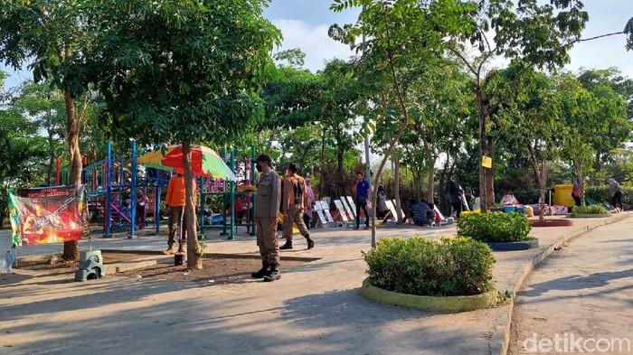 Pantai Kenjeran jadi salah satu destinasi wisata favorit wisatawan di kawasan Surabaya. Pantai itu pun ramai dikunjungi saat akhir pekan. Ini potretnya.