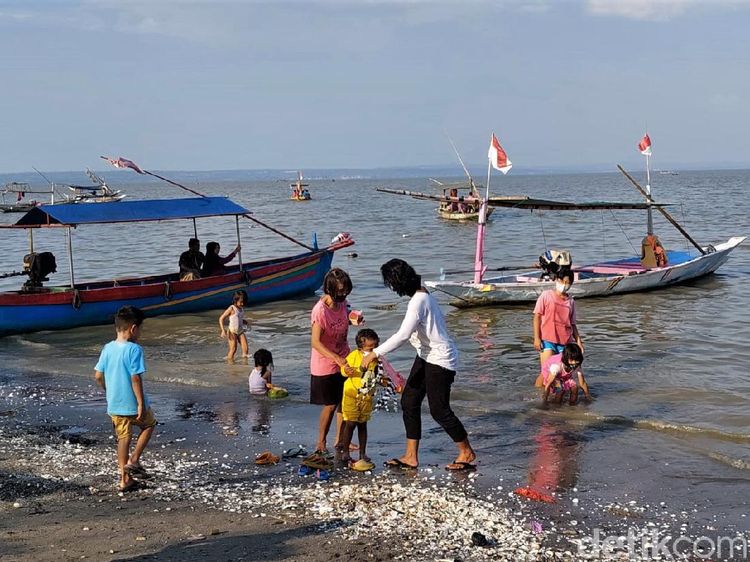 Begini Ramainya Pantai Kenjeran Saat Akhir Pekan