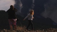 Sementara itu dilaporkan gunung berapi Cumbre Vieja di La Palma, Spanyol, menyemburkan aliran lahar baru pada Sabtu (23/10) pagi. Aktivitas gunung api yang belum mereda itu pun membuat ribuan warga dievakuasi dari wilayah terdampak letusan gunung berapi tersebut. AP Photo/Daniel Roca.