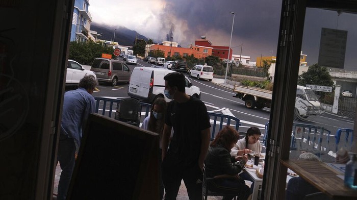 Belum Reda, Aktivitas Gunung Api di La Palma Spanyol Masih Berlangsung Sudah lebih dari sebulan gunung api di La Palma, Spanyol, erupsi. Hingga kini aktivitas gunung api itu masih berlanjut dan belum menunjukkan tanda akan mereda.