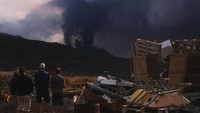 Sejumlah warga melihat ke arah gunung berapi yang erupsi dari El Paso di Pulau Canary, La Palma, Spanyol, Sabtu (23/10/2021) waktu setempat. AP Photo/Daniel Roca.