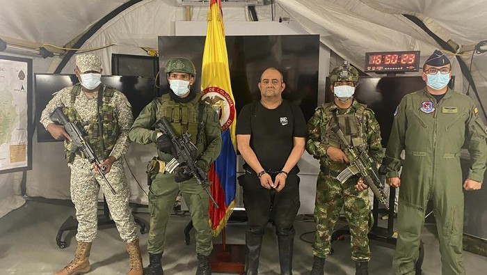 Bos gembong narkoba, Otoniel (tengah) ditangkap di Kolombia