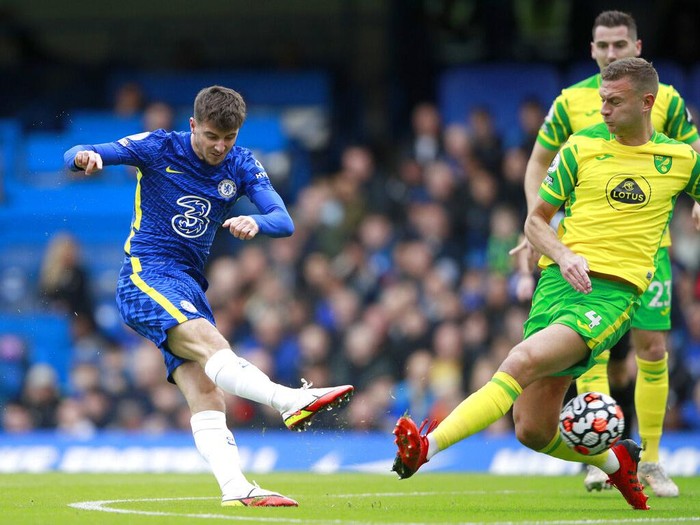 Chelsea's Mason Mount, left, scores his side's opening goal during the English Premier League soccer match between Chelsea and Norwich City at Stamford Bridge Stadium in London, Saturday, Oct. 23, 2021. (AP Photo/Ian Walton)