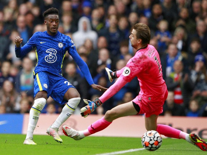 Chelsea's Callum Hudson-Odoi, left, scores his side's second goal during the English Premier League soccer match between Chelsea and Norwich City at Stamford Bridge Stadium in London, Saturday, Oct. 23, 2021. (AP Photo/Ian Walton)