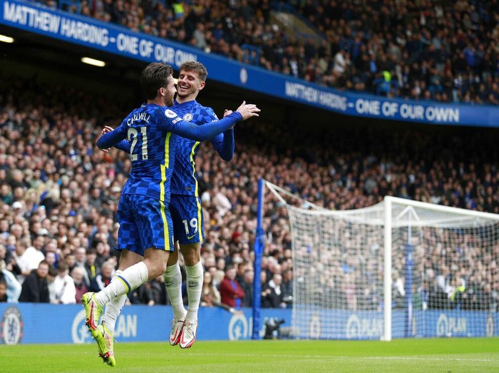 Chelsea's Ben Chilwell, left, celebrates with Chelsea's Mason Mount after scoring his side's fourth goal during the English Premier League soccer match between Chelsea and Norwich City at Stamford Bridge Stadium in London, Saturday, Oct. 23, 2021. (AP Photo/Ian Walton)