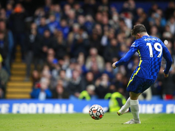 Chelsea's Mason Mount scores his side's sixth goal from penalty spot during the English Premier League soccer match between Chelsea and Norwich City at Stamford Bridge Stadium in London, Saturday, Oct. 23, 2021. (AP Photo/Ian Walton)