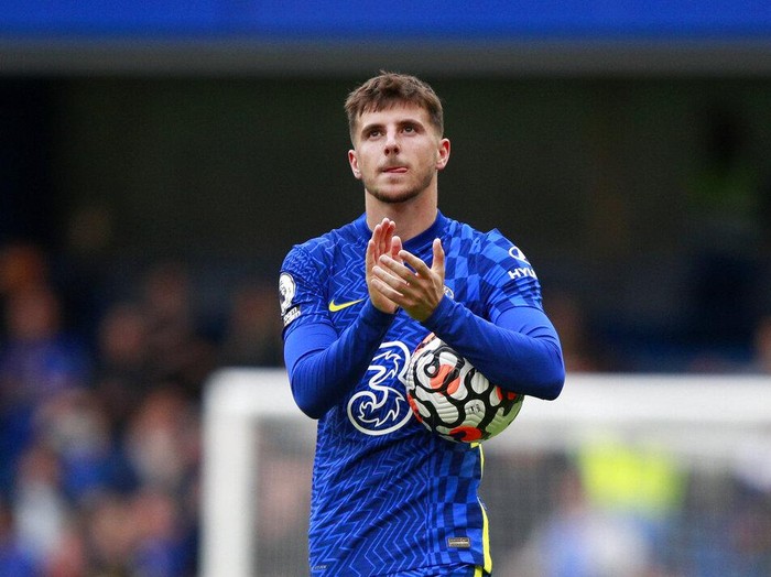 Chelsea's Mason Mount applauds to fans at the end of the English Premier League soccer match between Chelsea and Norwich City at Stamford Bridge Stadium in London, Saturday, Oct. 23, 2021. (AP Photo/Ian Walton)