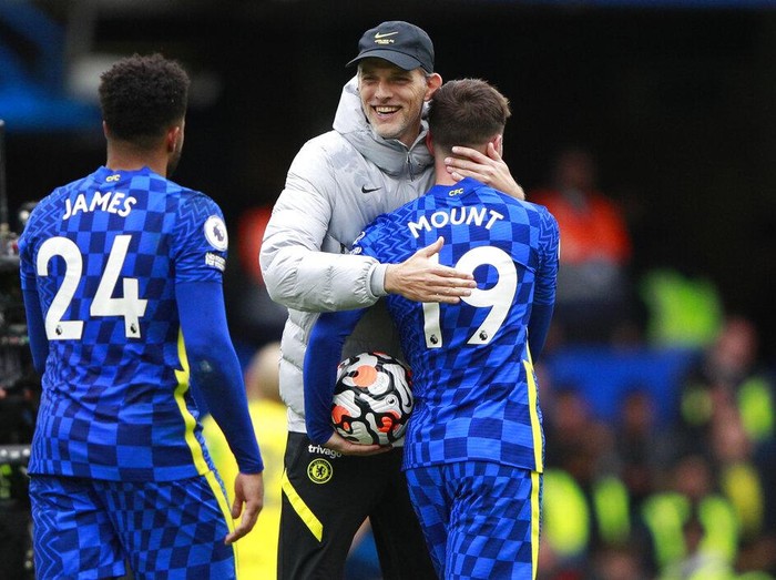 Chelsea's head coach Thomas Tuchel, center, celebrates with Chelsea's Mason Mount, right, at the end of the English Premier League soccer match between Chelsea and Norwich City at Stamford Bridge Stadium in London, Saturday, Oct. 23, 2021. (AP Photo/Ian Walton)
