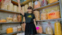 Chika Jessika juga dikenal doyan ngemil. Hal itu terbukti dengan momennya saat membeli aneka jajanan. Tersedia aneka keripik yang berjejer di toples toples besar. Foto: Instagram @chikajessika88