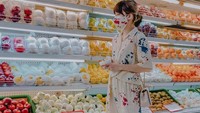 Terakhir ada momennya saat berbelanja aneka buah-buahan segar di supermarket premium. Chika Jessika saat itu membeli buah pir. Foto: Instagram @chikajessika88