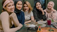 Begitu juga dengan foto yang satu ini. Chika dan teman-temannya tengah asyik menikmati pizza di sebuah restoran. Selain itu mereka juga memesan kentang goreng. Foto: Instagram @chikajessika88