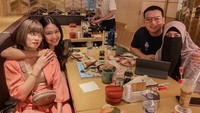 Seperti yang terlihat pada foto ini, artis sekalifus host terkenal ini makan bersama dengan temannya yakni Natta Reza dan Wardah Maulina. Foto: Instagram @chikajessika88