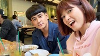 Dari sekian banyak temannya ia juga sering makan berdua dengan Dwi Andhika. Chika dan Dwi Andhika menikmati rujak buah di sebuah warung makan. Foto: Instagram @chikajessika88
