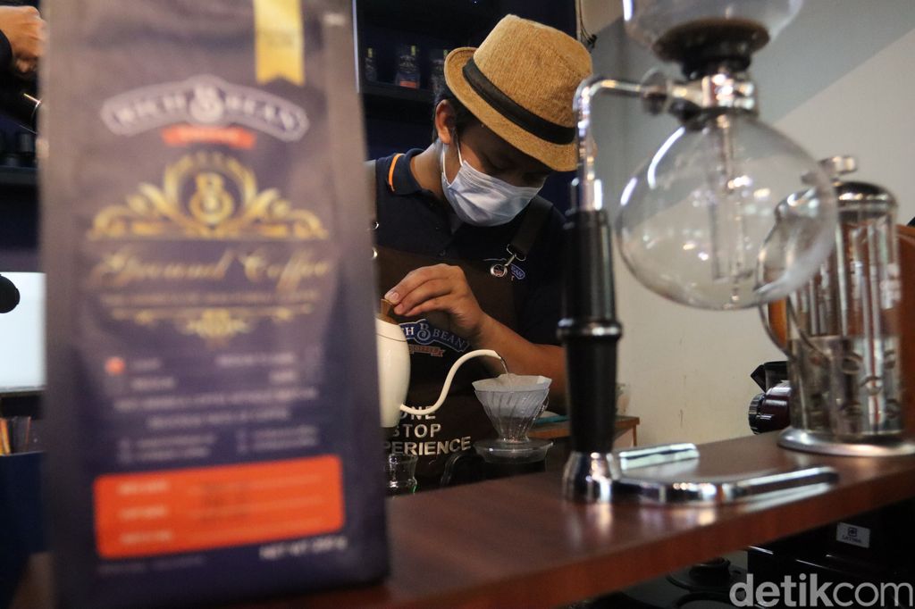 Coffee Cocktail yang Dingin Harum Ditawarkan Salah Satu Kafe Bandung