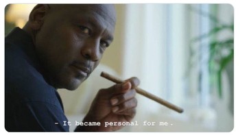 Meski berlaga di beda liga, Messi dan Ronaldo masih menunjukkan persaingan, misalnya gol atau membawa timnya meraih kemenangan. Foto: Internet