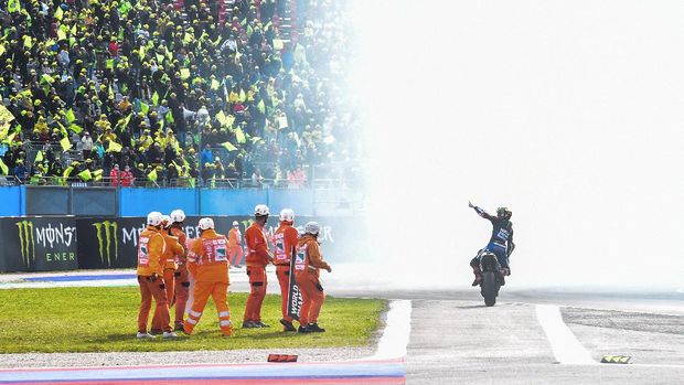 Yamaha French rider Fabio Quartararo celebrates towards fans on October 24, 2021 after he won the wordl champion title after the Emilia-Romagna MotoGP Grand Prix at the Misano World Circuit Marco-Simoncelli in Misano Adriatico, Italy. (Photo by Andreas SOLARO / AFP)