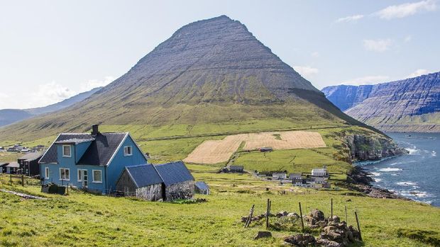 Faroe Islands. Kepulauan Faroe adalah kepulauan 18 pulau di utara Skotlandia, terletak di antara Islandia dan Norwegia. Pulai ini menjadi tempat dengan keindahan pedesaan dan pemandangan spektakuler yang berkesan. (Image by Knud Erik Vinding from Pixabay)