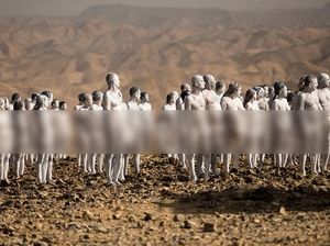 Ratusan Pria dan Wanita Telanjang Bulat di Gurun Israel, Ada Apa?