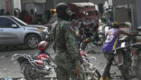Akibatnya, warga pun berdatangan ke pom bensin demi mendapatkan BBM. Antrean panjang pun terlihat di pom bensin yang berada di Port-au-Prince, ibu kota negara tersebut. AP Photo/Matias Delacroix.