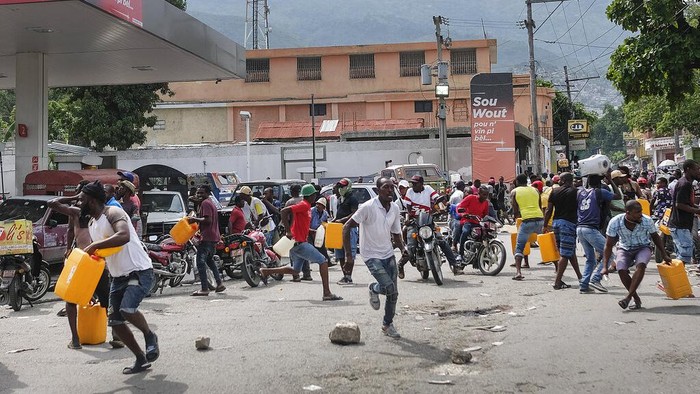 Krisis BBM melanda kawasan Haiti. Kondisi itu membuat warga ramai-ramai mendatangi pom bensin demi mendapatkan BBM. Ini potretnya.