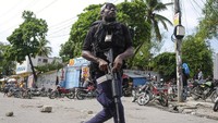Membludaknya warga yang mendatangi pom bensin membuat pihak kepolisian di kawasan itu turun tangan untuk menjaga dan menertibkan antrean BBM tersebut. AP Photo/Matias Delacroix. 