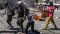 Dalam aksi tersebut warga tak hanya melakukan protes terkait krisis BBM, mereka juga mengecam kurangnya pasokan untuk memenuhi kebutuhan hidup sehari-hari serta ancaman penculikan sejumlah geng di kawasan ibu kota Haiti tersebut yang memicu melonjaknya ketidakamanan yang dirasakan warga setempat. AP Photo/Odelyn Joseph.
