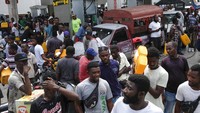 Pom bensin di kawasan ibu kota Haiti, Port-au-Prince, ramai didatangi warga yang mengantre untuk mendapatkan BBM pada Sabtu (23/10/2021) waktu setempat. AP Photo/Matias Delacroix.