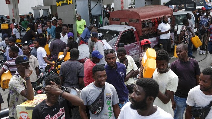 Gegara Krisis BBM, Pom Bensin di Haiti Ramai Diserbu Warga Krisis BBM melanda kawasan Haiti. Kondisi itu membuat warga ramai-ramai mendatangi pom bensin demi mendapatkan BBM. Ini potretnya.