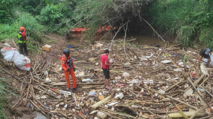 Hari kedua proses pencarian bocah yang tenggelam di Kali Angke