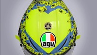 Terdapat gambar hati berwarna kuning di helmnya. Gambar hati tersebut didedikasikan untuk para penggemar Rossi. Foto: MotoGP.com