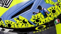 Helm spesial Rossi ini didominasi oleh warna kuning.  Foto: MotoGP.com