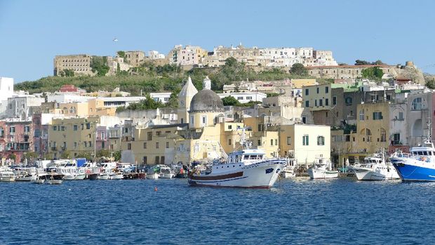 Ischia, Italy. Ischia merupakan pulau yang sering disebut sebagai kakak perempuan Capri, terletak di Teluk Napoli dan hanya dapat diakses dengan perahu pribadi, feri. Pulau ini pun memberikan kesan eksklusivitas bagi para traveler. (Image by falco from Pixabay)