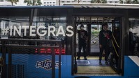 Seperti diketahui, Pemerintah Provinsi DKI Jakarta tidak lagi membatasi jumlah penumpang di dalam transportasi umum setelah Jakarta menerapkan PPKM level 2. Aturan terbaru soal jumlah penumpang transportasi umum itu tertuang dalam Keputusan Gubernur (Kepgub) DKI Jakarta Nomor 1245 Tahun 2021 tentang PPKM Level 2 yang berlaku mulai Selasa (19/10/2021) hingga 1 November 2021. 