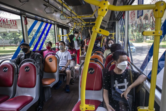 Pemprov DKI tak lagi batasi jumlah penumpang di dalam transportasi umum usai Jakarta terapkan PPKM level 2. Meski begitu, warga tetap diimbau terapkan prokes.