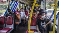 Sejumlah penumpang mengenakan masker dalam bus TransJakarta di kawasan Senayan, Jakarta, Minggu (24/10/2021).