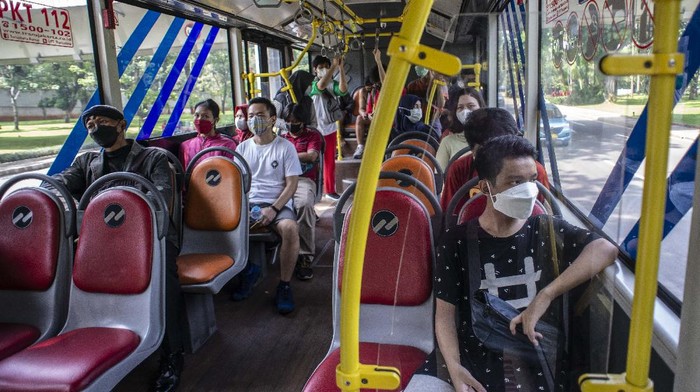 Pemprov DKI tak lagi batasi jumlah penumpang di dalam transportasi umum usai Jakarta terapkan PPKM level 2. Meski begitu, warga tetap diimbau terapkan prokes.