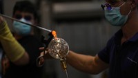 Kerajinan kaca tiup dinilai sebagai salah satu karya seni bernilai tinggi. Pasalnya dibutuhkan keahlian yang mumpuni untuk menciptakan kreasi seni tersebut. Selain itu, proses pembuatannya pun tak dapat dibilang mudah. 