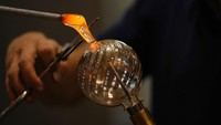 Melansir AP,  di masa lalu para perajin kaca tiup di Murano menggunakan oven kayu, namun sejak beberapa dekade silam oven kayu tak lagi digunakan karena memberikan hasil yang tak merata. Kini para perajin itu menggunakan oven dengan gas metana yang mampu menciptakan kejernihan kristal halus yang membuat kreasi seni para perajin tersebut bernilai sangat tinggi. Metana pun menjadi satu-satunya gas yang diizinkan untuk digunakan oleh para perajin kaca tiup menurut hukum.