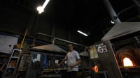 Sementara itu, melonjaknya harga energi yang membayangi sejumlah negara, salah satunya Italia, turut berdampak ke para perajin di Murano. Harga Metana yang meroket membuat para perajin itu harus menghadapi kerugian tertentu karena saat membuat kerajinan kaca tiup, puluhan oven harus menyala sepanjang waktu guna mencegah kreasi seni kaca yang dibuat mereka pecah.