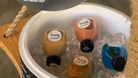 Kafe ini pada akhir pekan juga menjadi destinasi keluarga. Mengajak anak-anak melihat hewan peliharaan yang jinak dan lucu sangat cocok untuk refreshing di akhir pekan. Foto: Instagram/thebarkinglot.sa