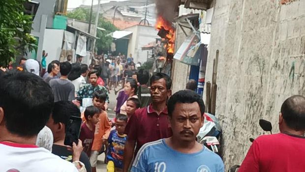 Kebakaran ini terjadi pada Minggu (24/10/2021) sekitar pukul 12.24. Si Jago Merah muncul pertama kali dari lapak barang rongsok yang dimiliki Saniah.