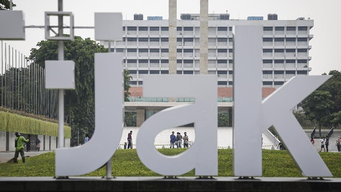 Sejumlah Ruang Terbuka Hijau (RTH) di Jakarta kembali dibuka untuk umum. Tak sedikit warga yang datang ke taman di Ibu Kota untuk isi waktu saat akhir pekan.